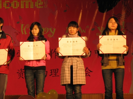 公司义工项目“走进空巢,关爱老人”被评为“优秀义工项目”(右二)